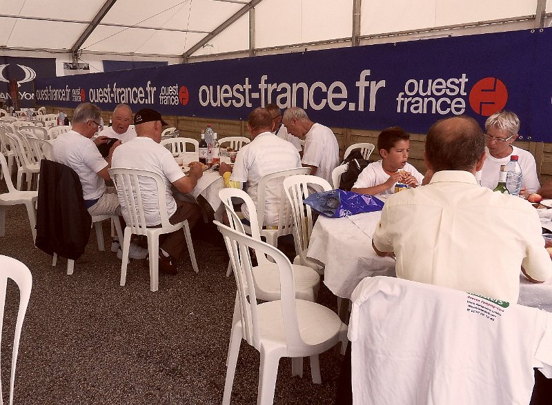 2011-08-26 15 Rando Plouay Tous a table.jpg